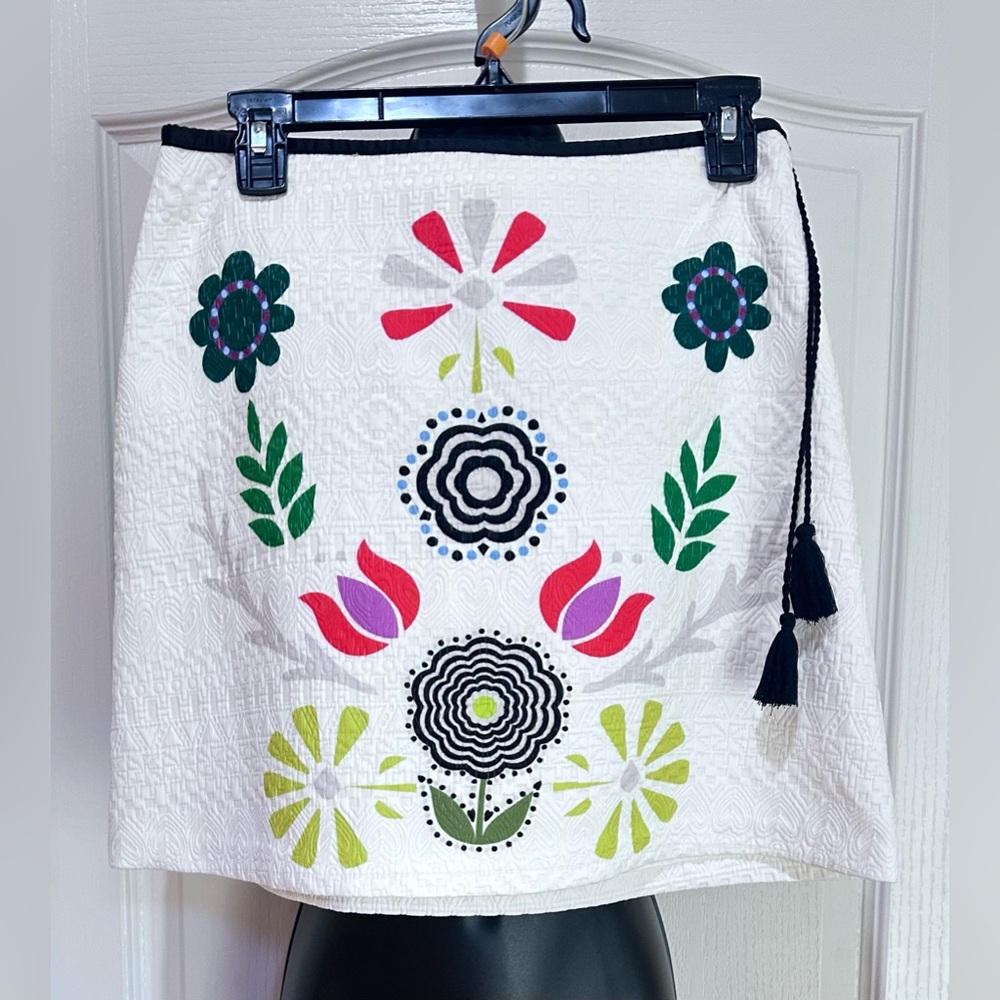 CR Cynthia Crowley Floral Embroidered White Mini Skirt size 2 - Picture 2 of 3